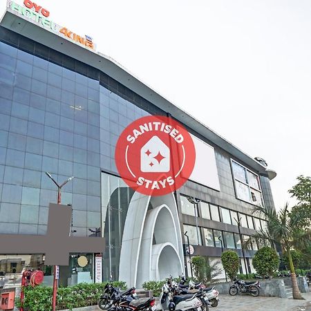 Collection O 83775 Hotel 4King Surat Buitenkant foto