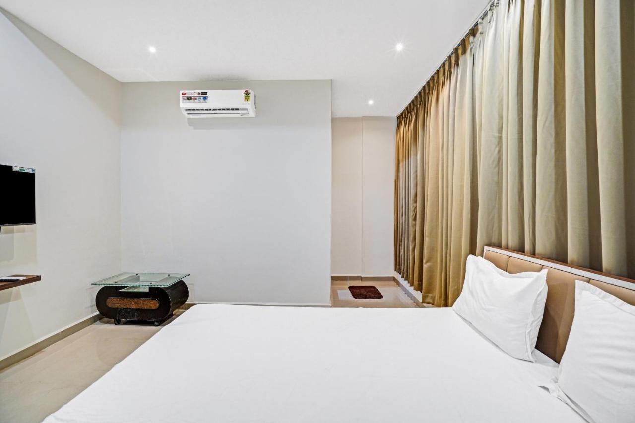 Collection O 83775 Hotel 4King Surat Buitenkant foto