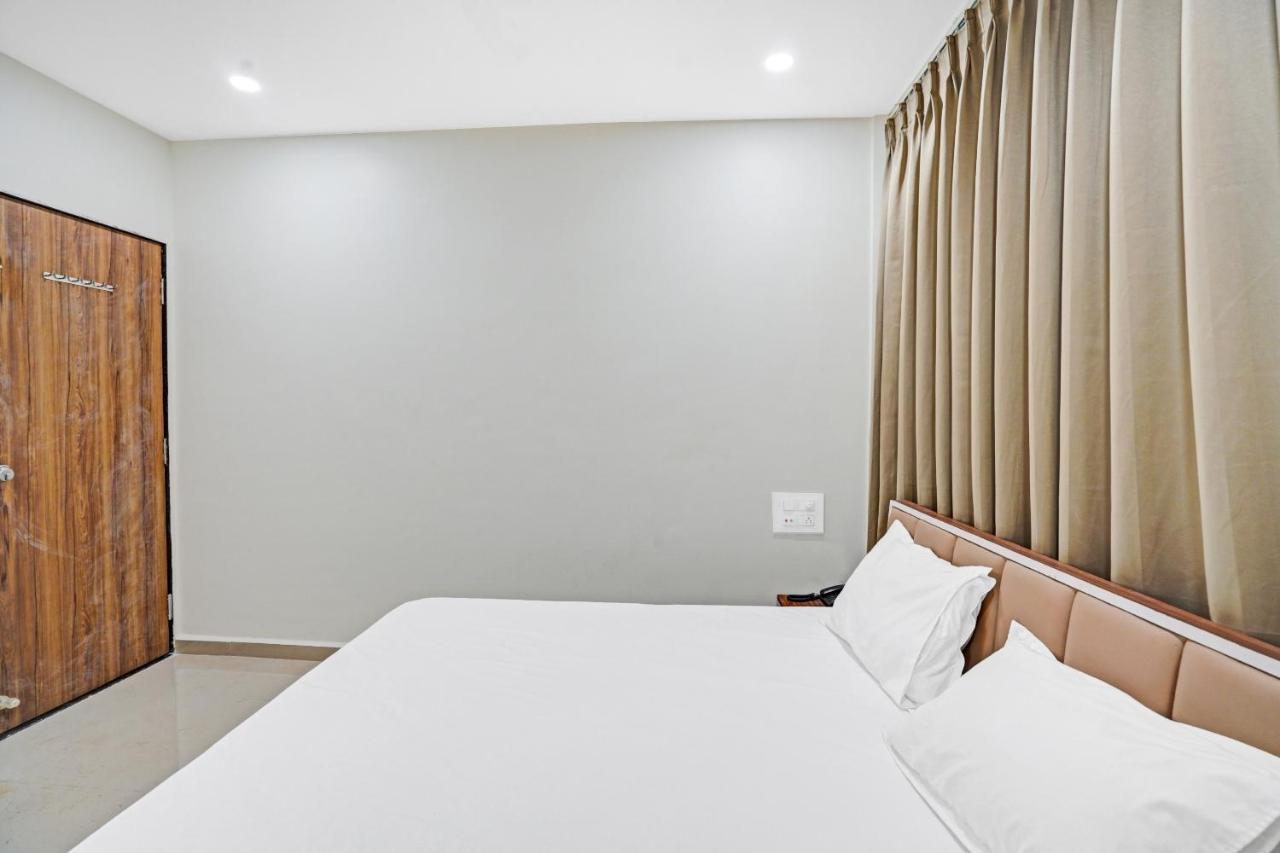Collection O 83775 Hotel 4King Surat Buitenkant foto