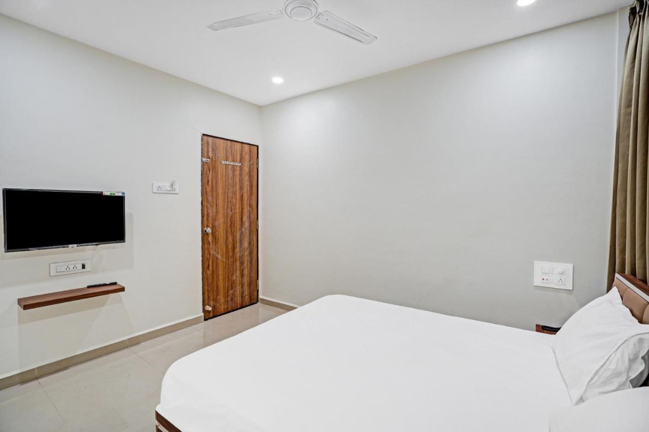 Collection O 83775 Hotel 4King Surat Buitenkant foto