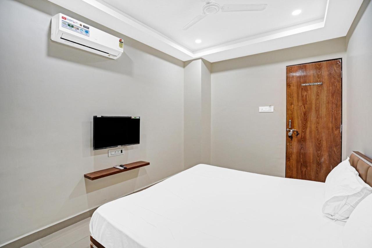 Collection O 83775 Hotel 4King Surat Buitenkant foto