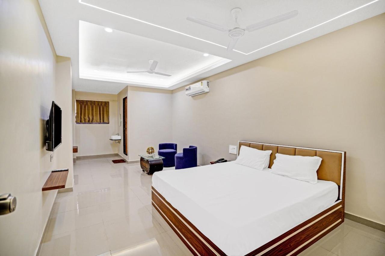 Collection O 83775 Hotel 4King Surat Buitenkant foto