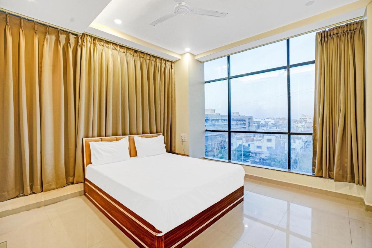 Collection O 83775 Hotel 4King Surat Buitenkant foto