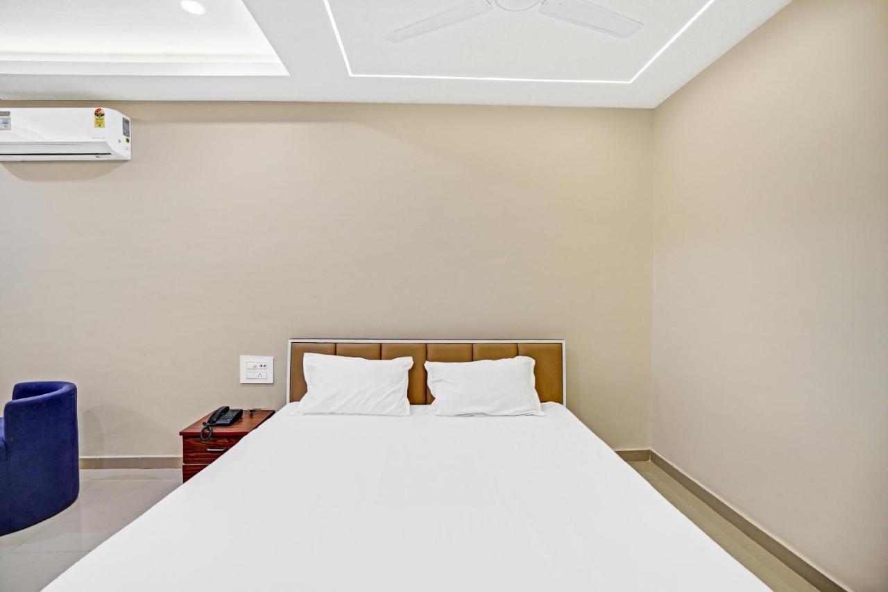Collection O 83775 Hotel 4King Surat Buitenkant foto